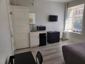 Shared Bathroom in Hallway, 1 Double Bed, Standard Room | デスク、WiFi (無料)、ベッドシーツ