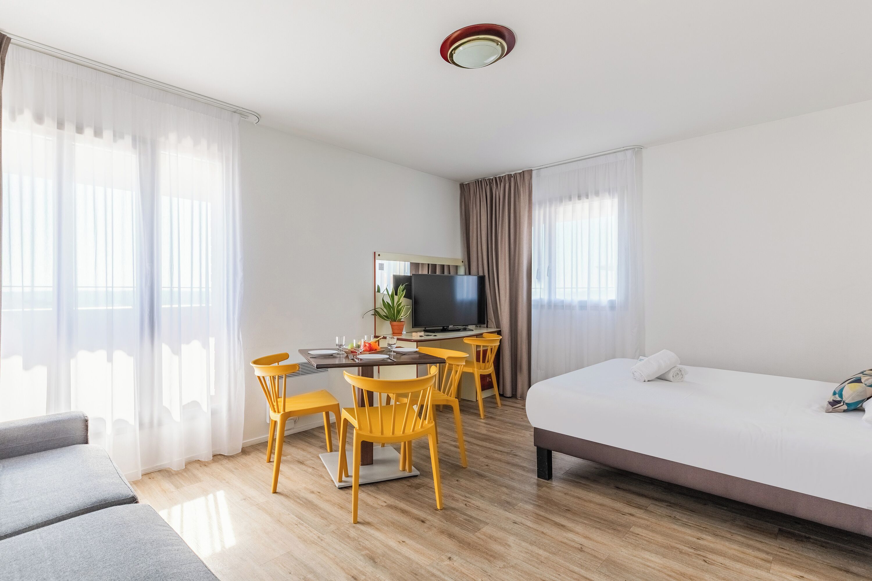 Grand Studio double | Bureau, fer et planche à repasser, Wi-Fi gratuit, draps fournis