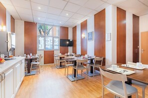Daily buffet breakfast for a fee - Appart'City Classic Blois (Blois)