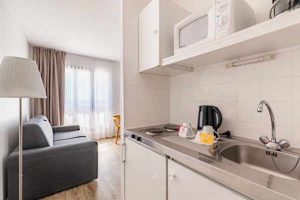Grand Studio Double | Private kitchenette | Fridge, microwave, stovetop, highchair