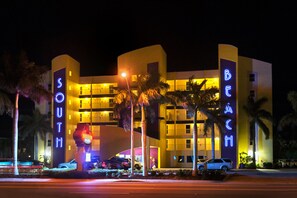 Un hôtel au design moderne, avec un grand panneau indiquant « South Beach » et un autre panneau indiquant simplement « Beach ».