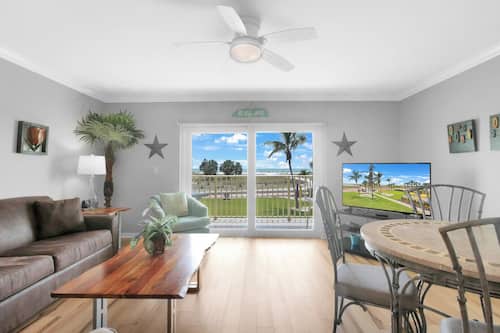 Appart'hÎtel Deluxe, 1 chambre, balcon, en front de plage (Gulf Front) | Coin séjour | Télévision à écran plat, lecteur de DVD