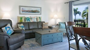 Condo Premium, 2 habitaciones, balcón, frente al mar (Gulf Front) | Área de sala de estar | Televisión de pantalla plana y reproductor de DVD 