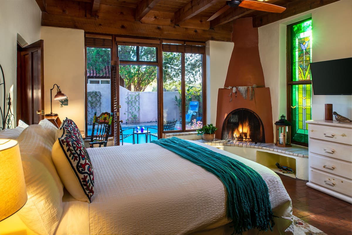 Habitación Deluxe, 1 cama King size, chimenea, vista a la alberca | Decoración personalizada y muebles diferentes