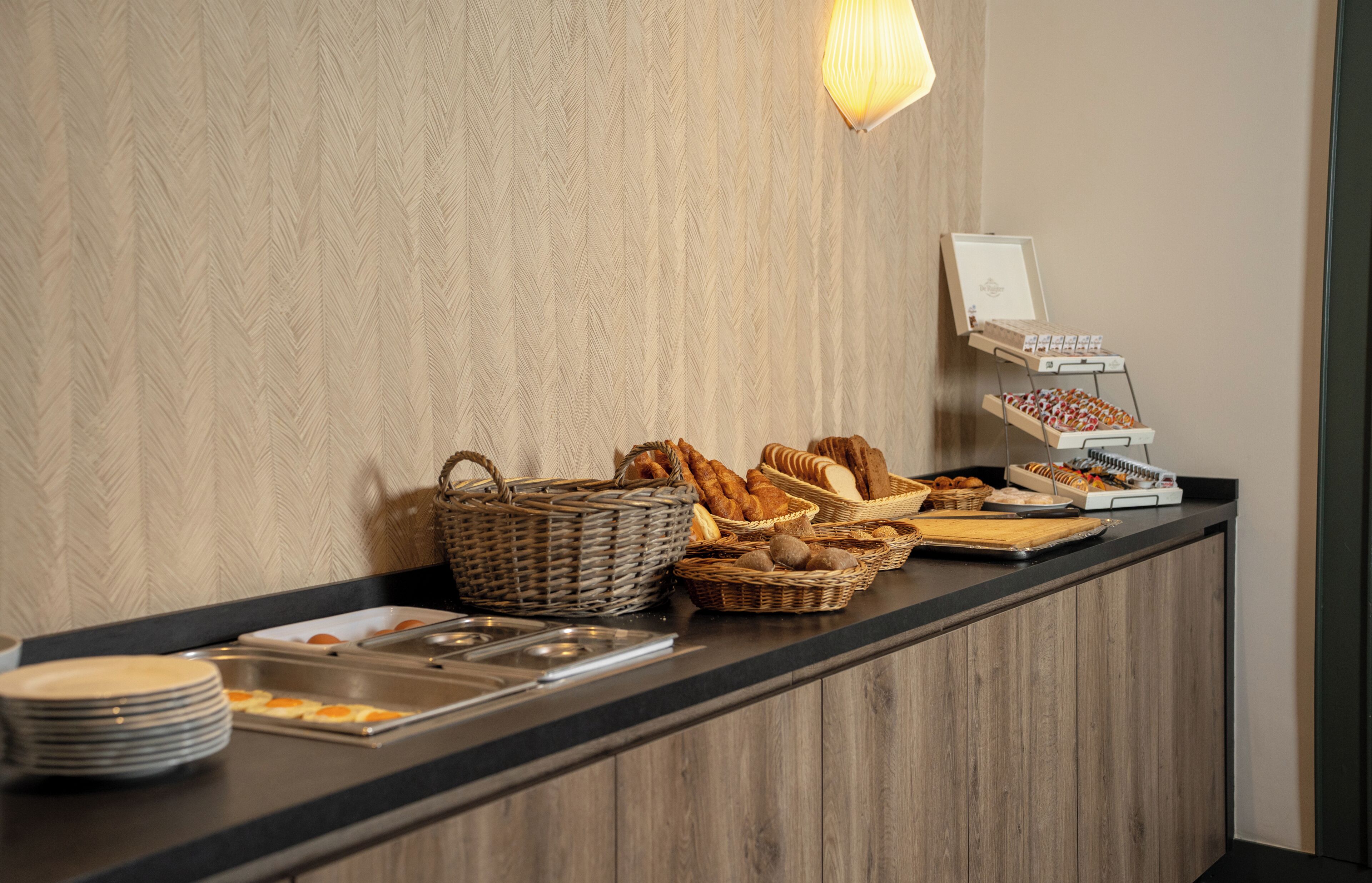 Een buffet met verschillende soorten eten, manden en een bord.