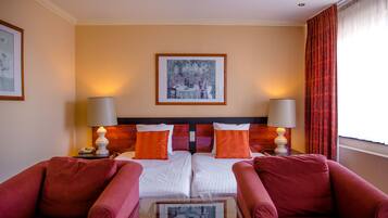 Deluxe tweepersoonskamer | Een minibar, een kluis op de kamer, een bureau, babybedden