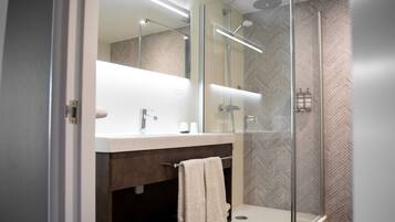 Junior Suite | Bathroom | Combined shower/tub, hair dryer, towels