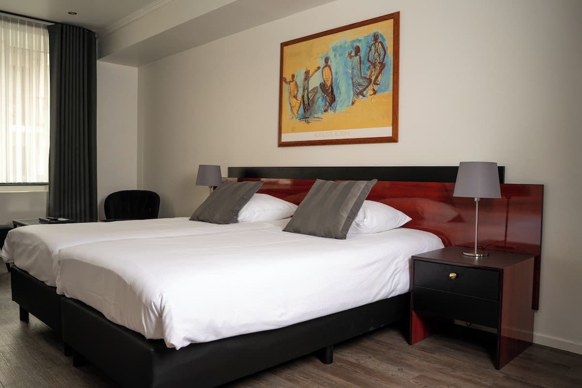 Chambre Double Deluxe | Minibar, coffres-forts dans les chambres, bureau