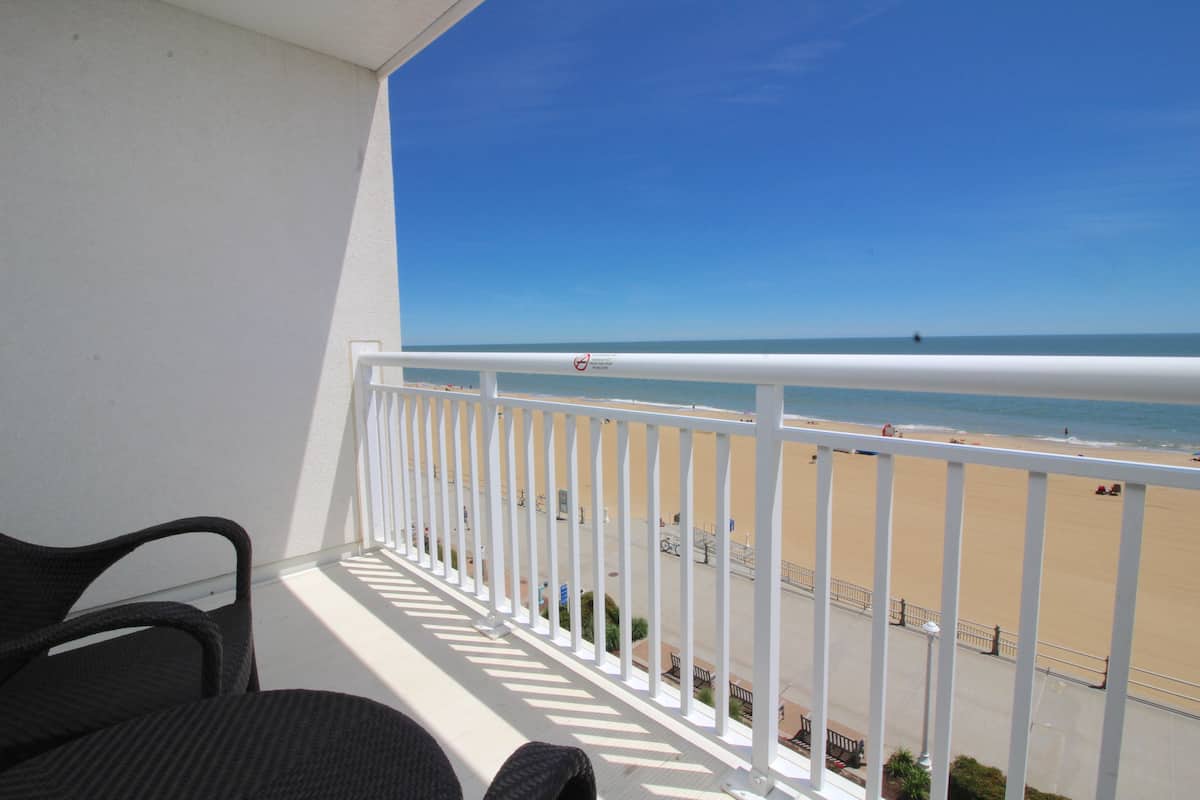 Een balkon met uitzicht op het strand.