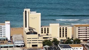 Un edifici amb un rètol que diu "Ocean Sands Resort" a prop d'una platja.
