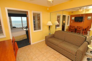 Suite, 1 slaapkamer, balkon, uitzicht op zee | Woonruimte | Smart-tv