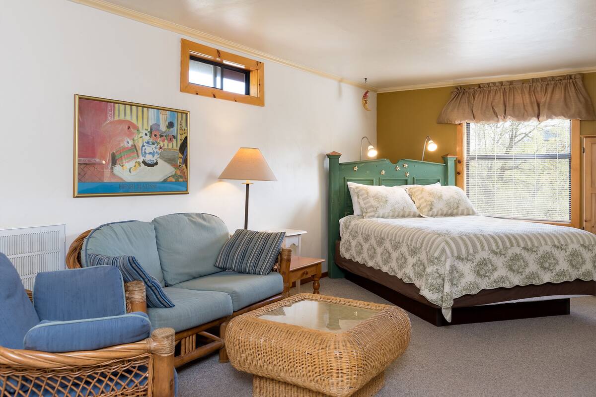 Premium bedding, individually decorated, individually furnished, desk