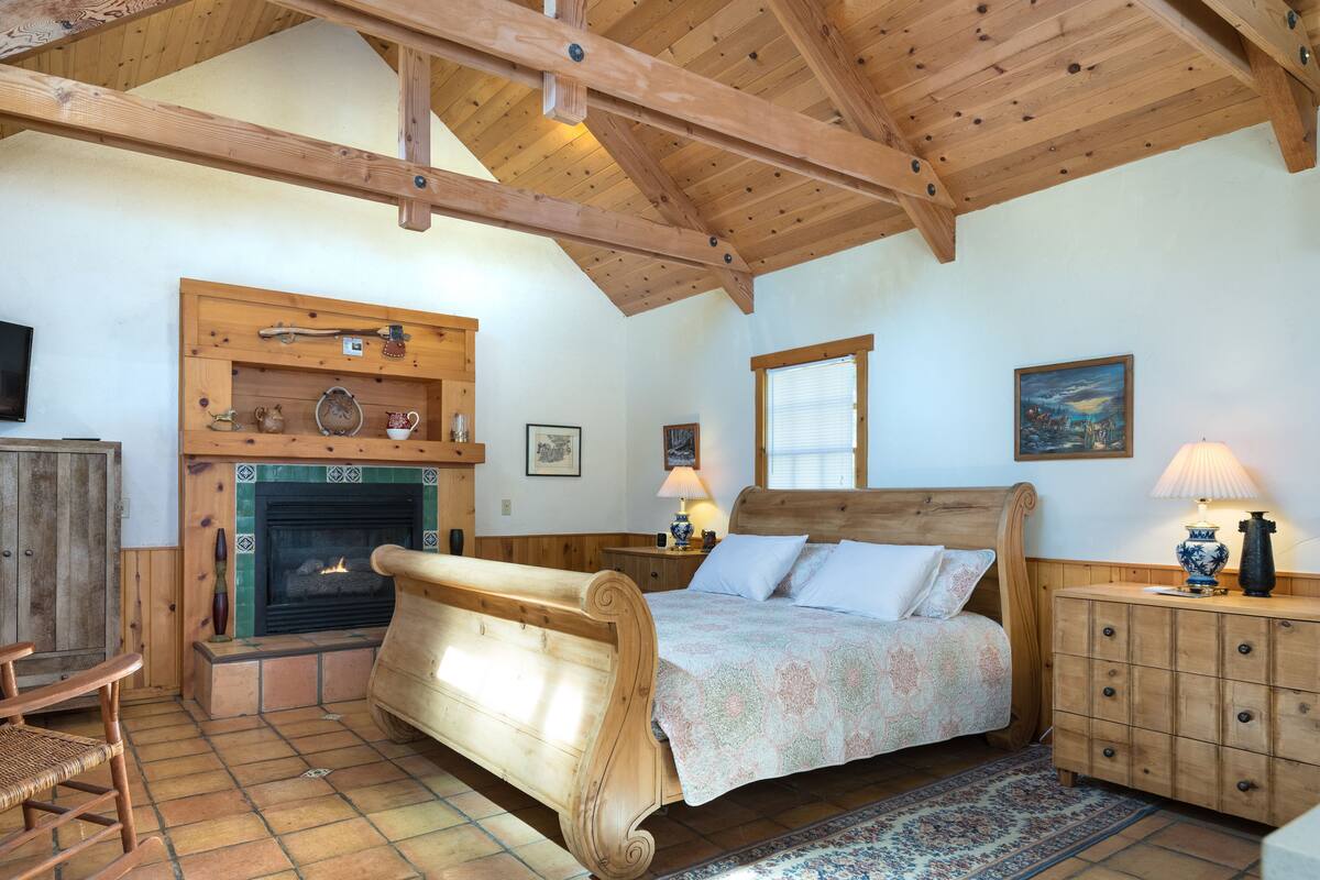 Stagecoach Cottage | Premium bedding, individually decorated, individually furnished, desk