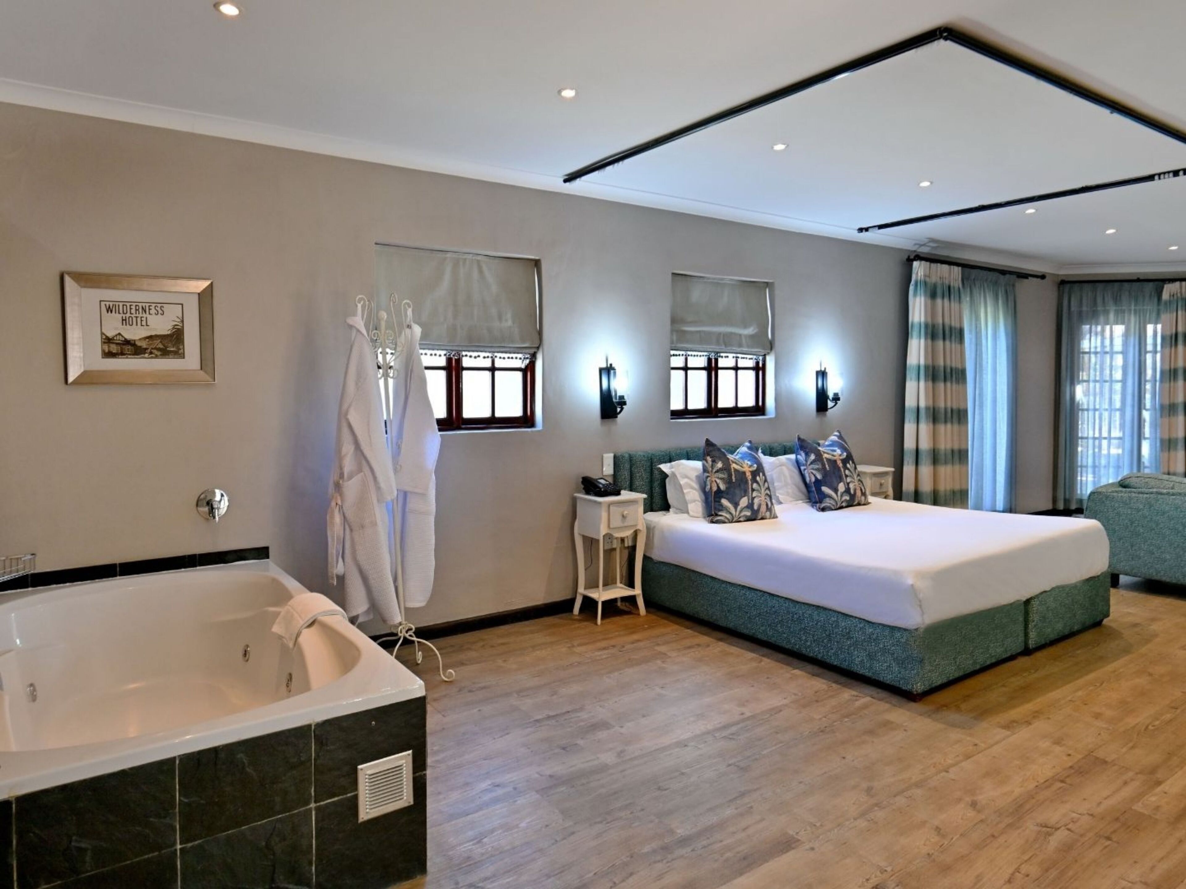 Executive Studio Suite | Premium bedding, Select Comfort beds, desk, laptop workspace