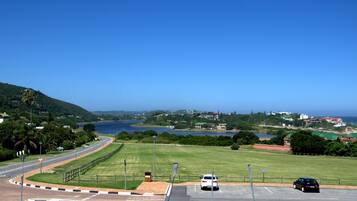 Una carretera costera con vistas al mar y colinas.