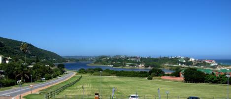 Una carretera costera con vistas al mar y colinas.