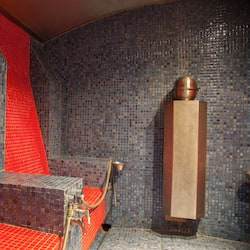 Couples treatment room(s), sauna, hot tub, steam room, body treatments
