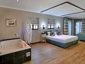 Premium bedding, Select Comfort beds, desk, laptop workspace - ANEW Resort Wilderness Garden Route (Wilderness)