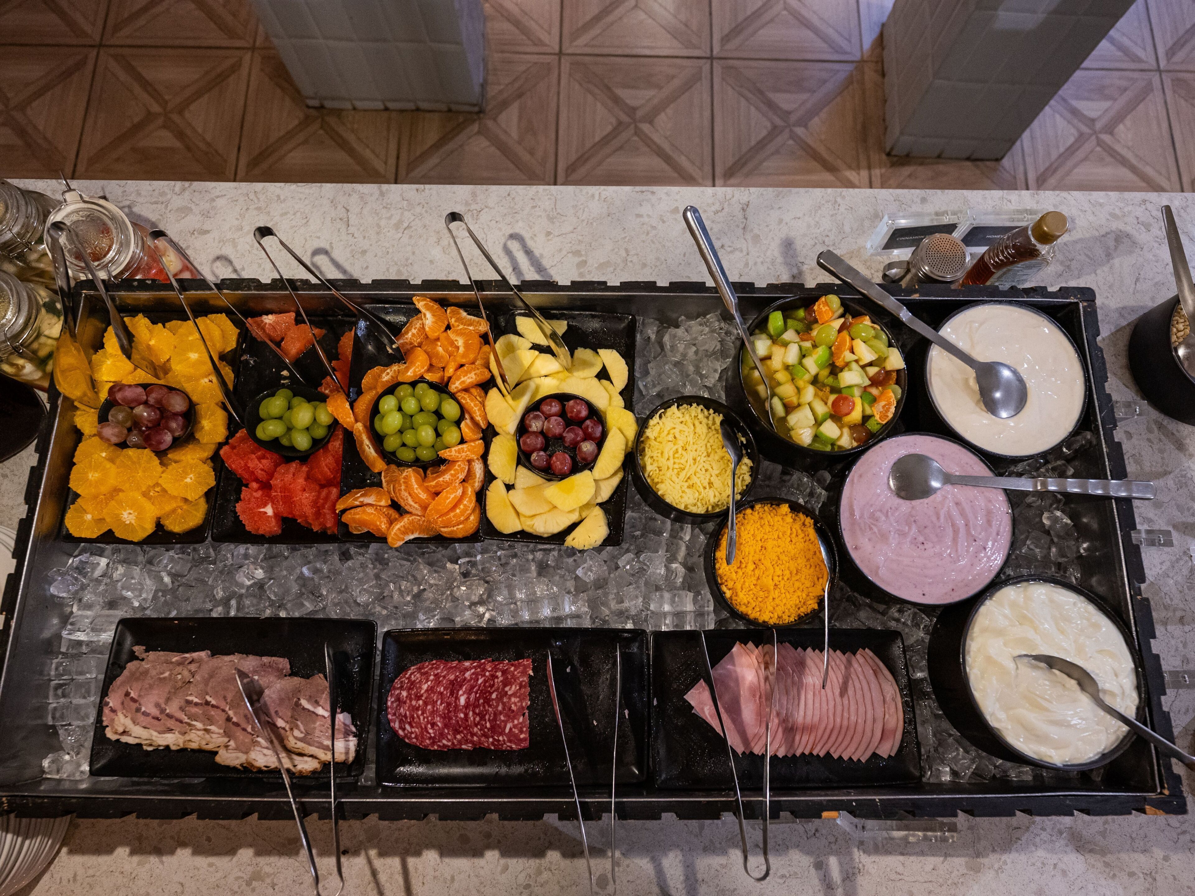 Ein reichhaltiges Buffet mit verschiedenen Speisen und Besteck.