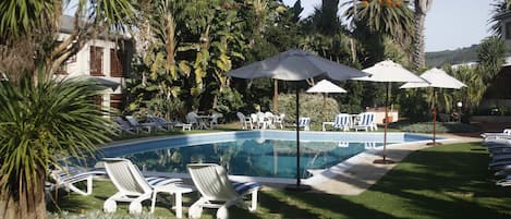 Piscine extérieure, parasols de plage, chaises longues