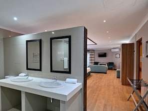 行政开间套房 | 1 多间卧室、高档床上用品、Select Comfort 床、办公桌