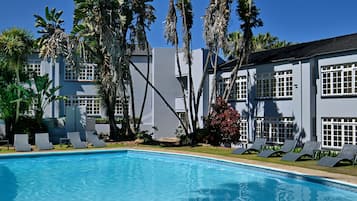 Außenpool, geöffnet von 07:00 Uhr bis 19:00 Uhr, Sonnenschirme