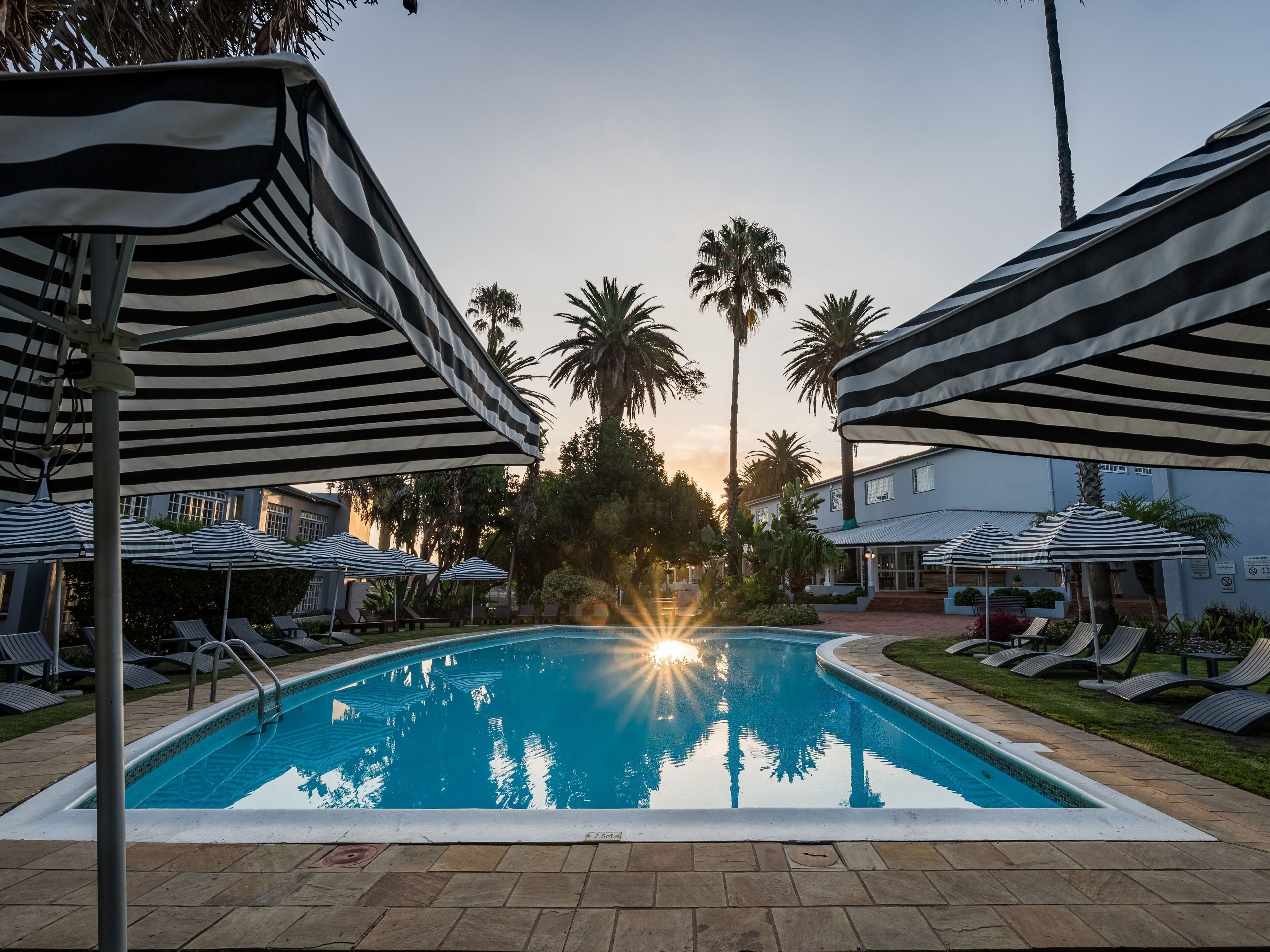 Außenpool, geöffnet von 07:00 Uhr bis 19:00 Uhr, Sonnenschirme