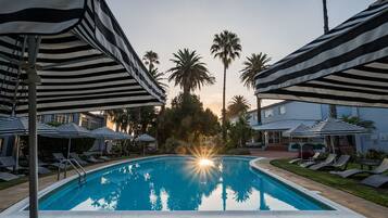 Außenpool, geöffnet von 07:00 Uhr bis 19:00 Uhr, Sonnenschirme