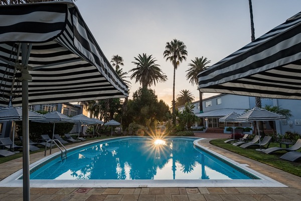Piscina externa, funciona das 7h às 19h, guarda-sóis, espreguiçadeiras