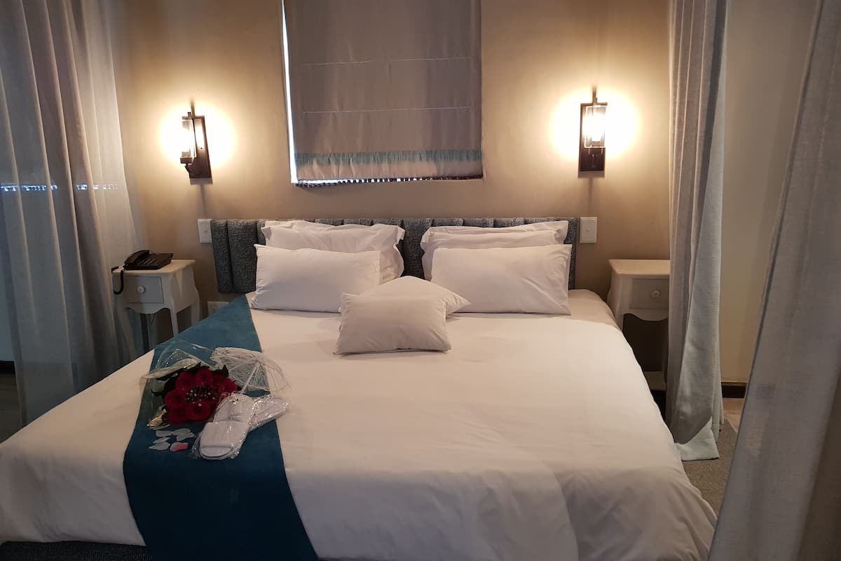 Honeymoon Suite | 1 bedroom, premium bedding, Select Comfort beds, desk