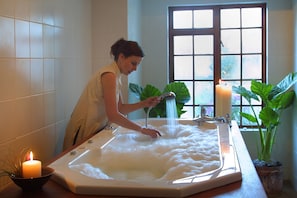 双人护理室、桑拿、热水浴缸、湿蒸房、身体护理、泥浴