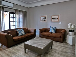 Departamento Deluxe | Área de sala de estar | Televisión de pantalla plana de 32 pulgadas con canales vía satélite 