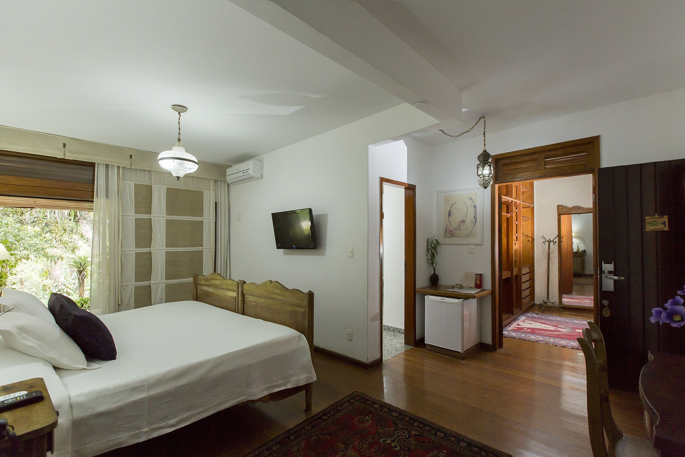 Suite Imperial Familia | Minibar, caja de seguridad en la habitación y decoración personalizada 