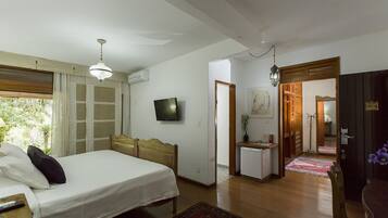 Suite Imperial Familia | Minibar, caja de seguridad en la habitación y decoración personalizada