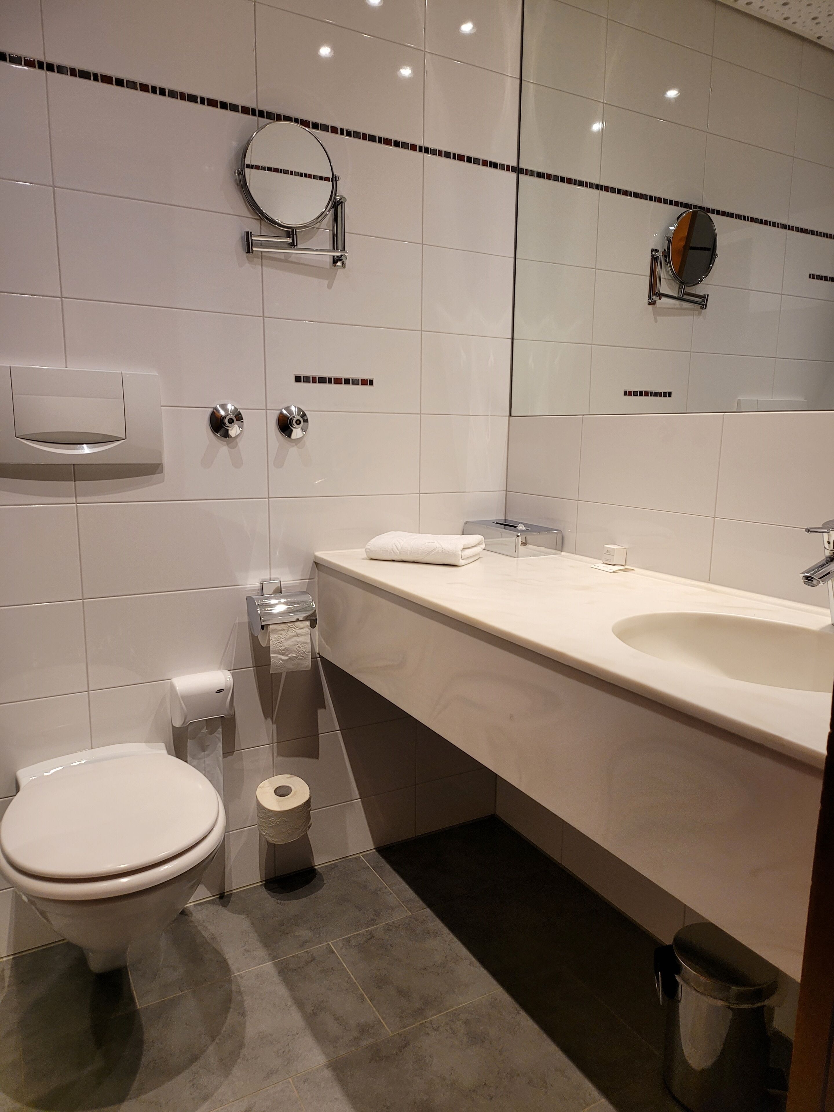 single room | bathroom | free toiletries, hair dryer, bathrobes, slippers