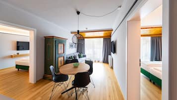 Suite familiar | Zona de estar | Una televisión, un futbolín, una mesa de tenis de mesa, libros