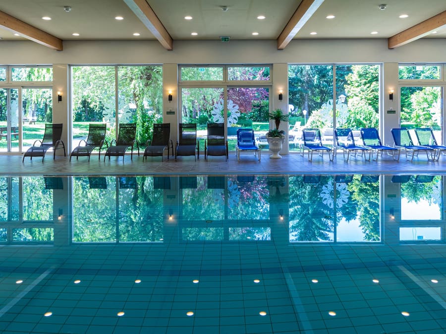 Piscine couverte, chaises longues