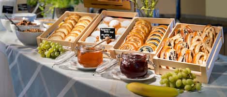 Daily buffet breakfast (CZK 250 per person)