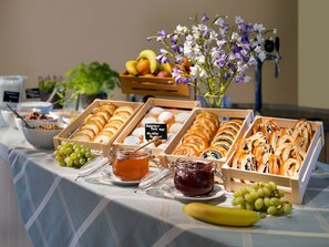 Una mesa de buffet con diferentes alimentos y un tarro de mermelada.