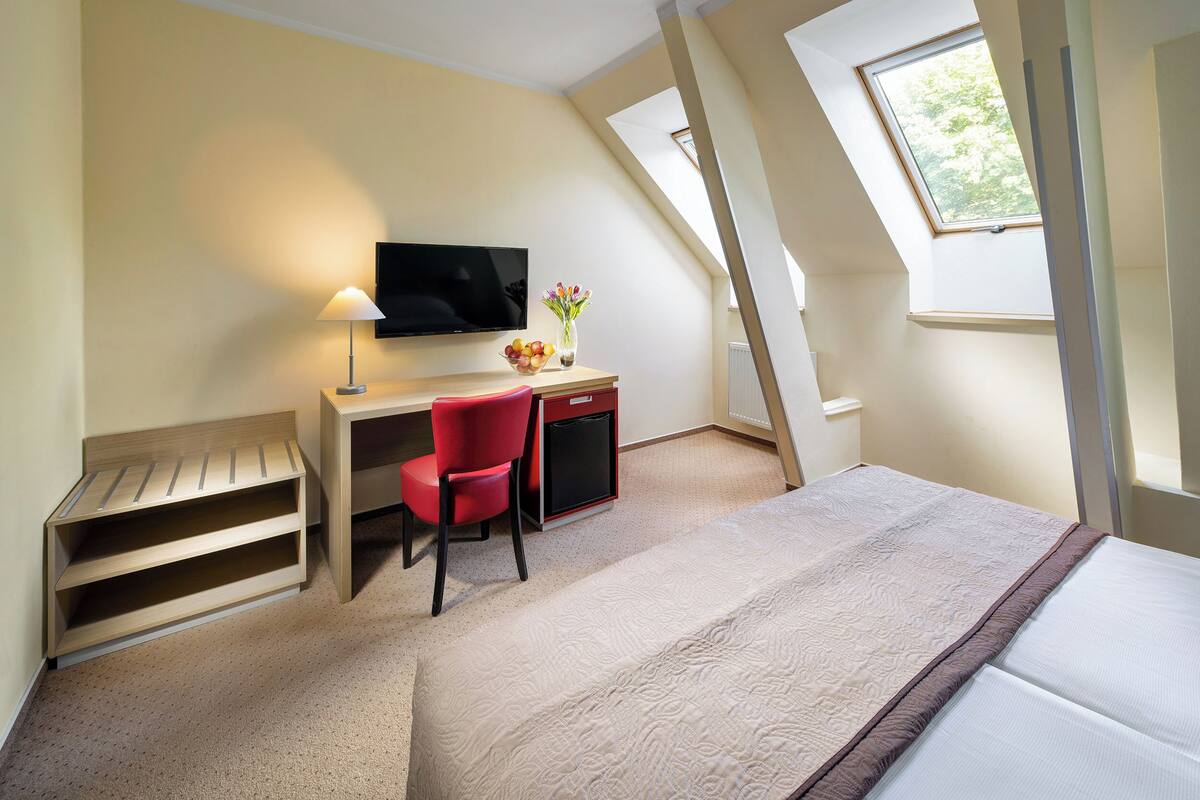 Cofres nos quartos, escrivaninha, espaço de trabalho para notebook