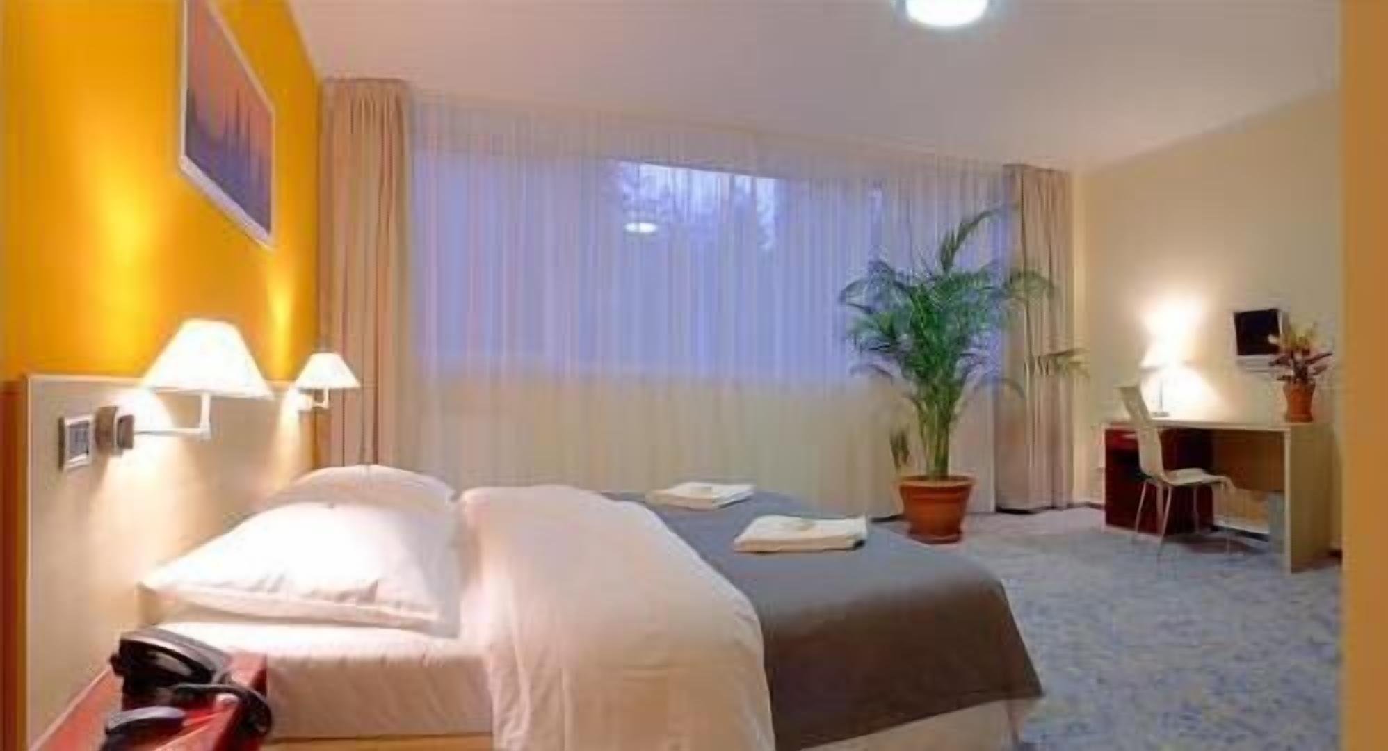 Tallelokero huoneessa, työpöytä