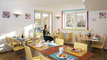 Desayuno continental diario (EUR 16 por persona)