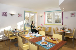 Daily continental breakfast (EUR 16 per person)