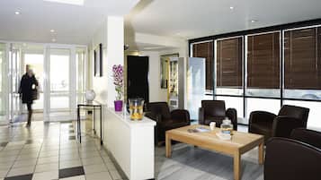 Coin salon dans le hall