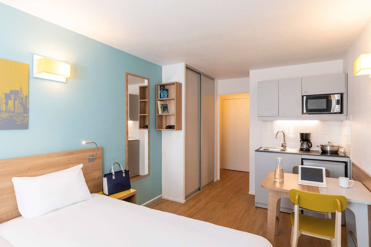 Estudio, 1 cama matrimonial | Caja de seguridad en la habitación y escritorio