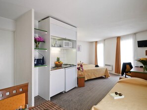 Coffres-forts dans les chambres, bureau, fer et planche à repasser