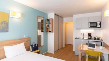 Studio, 1 lit double | Coffres-forts dans les chambres, bureau, fer et planche à repasser