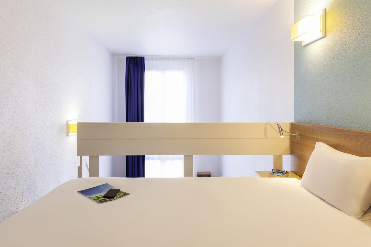 In-room safe, desk, iron/ironing board, free WiFi