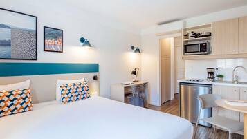 Studio, 1 tweepersoonsbed | Een kluis op de kamer, individueel gemeubileerd, een bureau