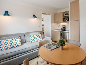 In-room safe, individually furnished, desk, blackout drapes - Aparthotel Adagio Access Marseille Prado Perier (Marseille)